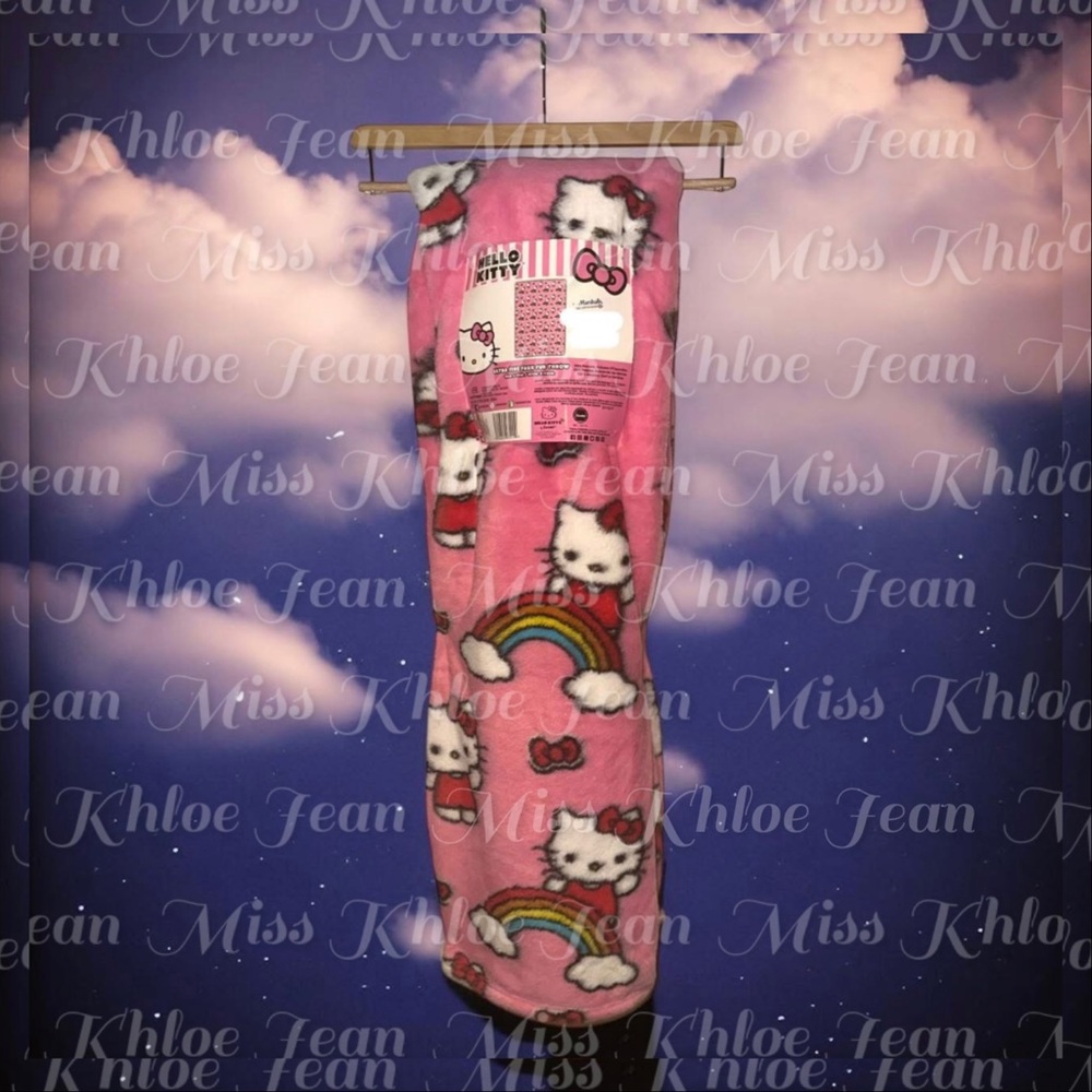 - Hello Kitty Ultra Fine Faux Fur Blanket Set
